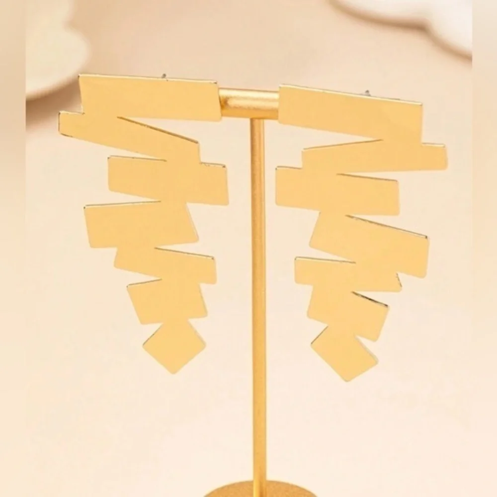 ✨NWT Asymmetrical Geometric Retro zigzag Statement reflective earrings - gold - Picture 5 of 6